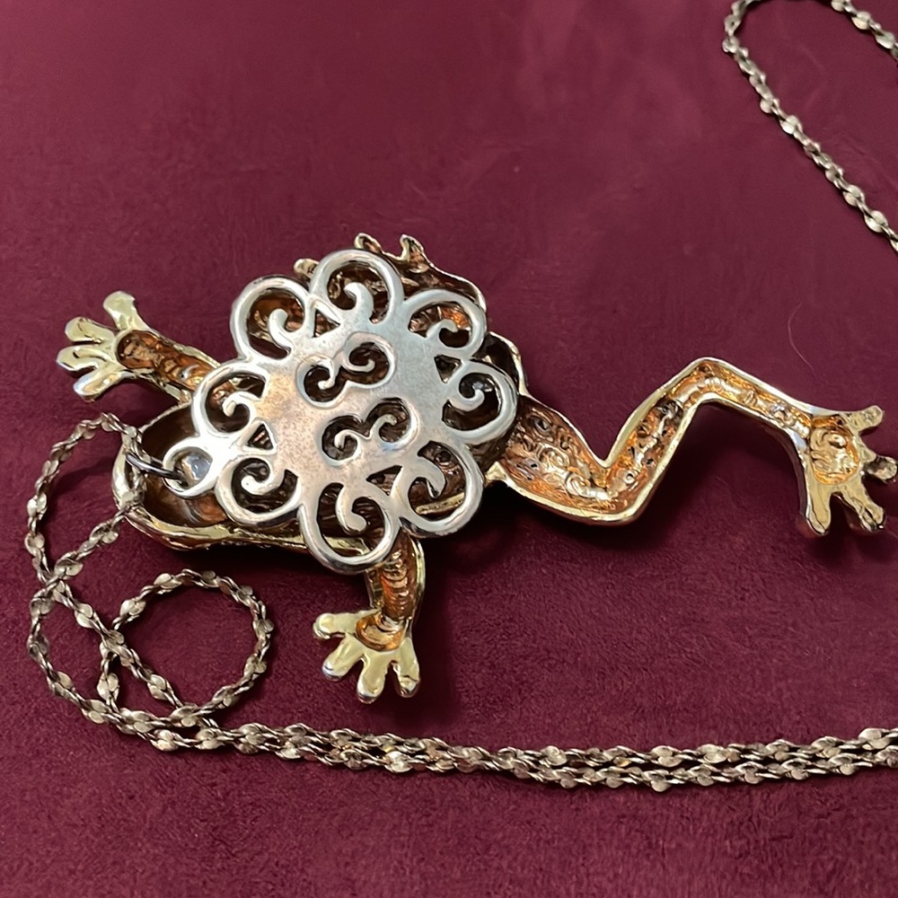 Gold tone Crystal Frog pendant - Picture 5 of 9